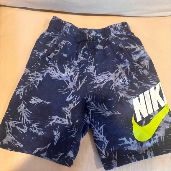 Nike sweat shorts - Picture 1 of 2